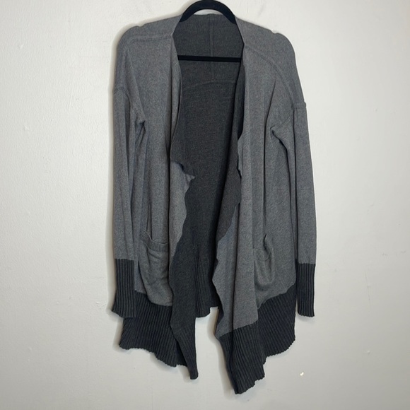 SOLD Lululemon | Still Lotus Wrap Reversible Grey/Black - Picture 2 of 9